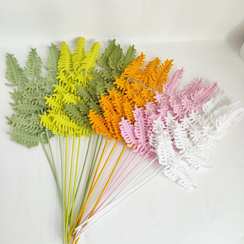Yarn Home Decor - باقة زهور مع أوراق السرخس والعشب