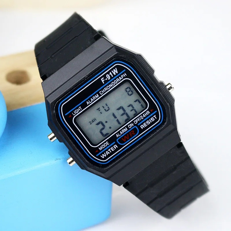 ساعة رقمية كلاسيكية F‑9100W لل - مراجعة Vintage Alarm Clock وسعره